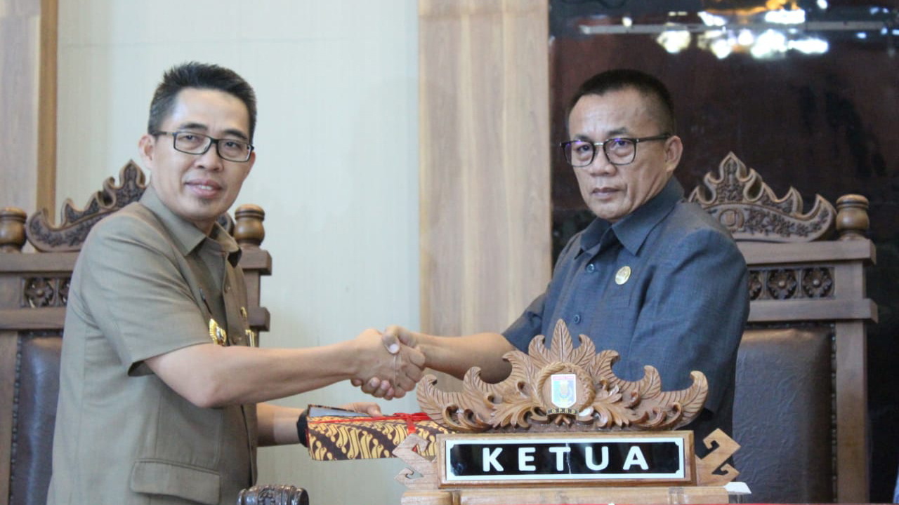 zaiful-bokhari-beri-sambutan-dalam-rapat-paripurna-tki-dprd-kabupaten-lampung-timur.jpg