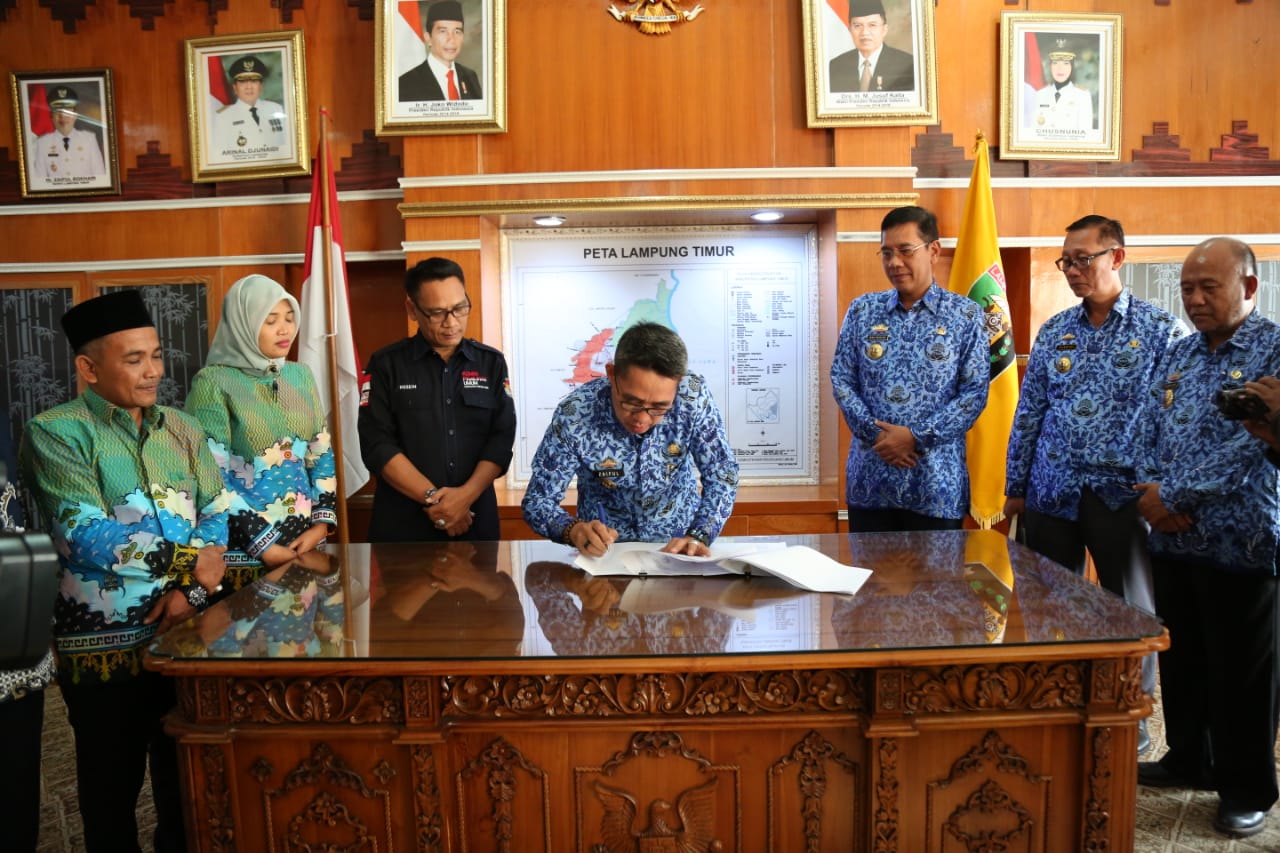 zaiful-bokhari-dan-kpu-lampung-timur-tandatangani-naskah-perjanjian-nphd.jpg