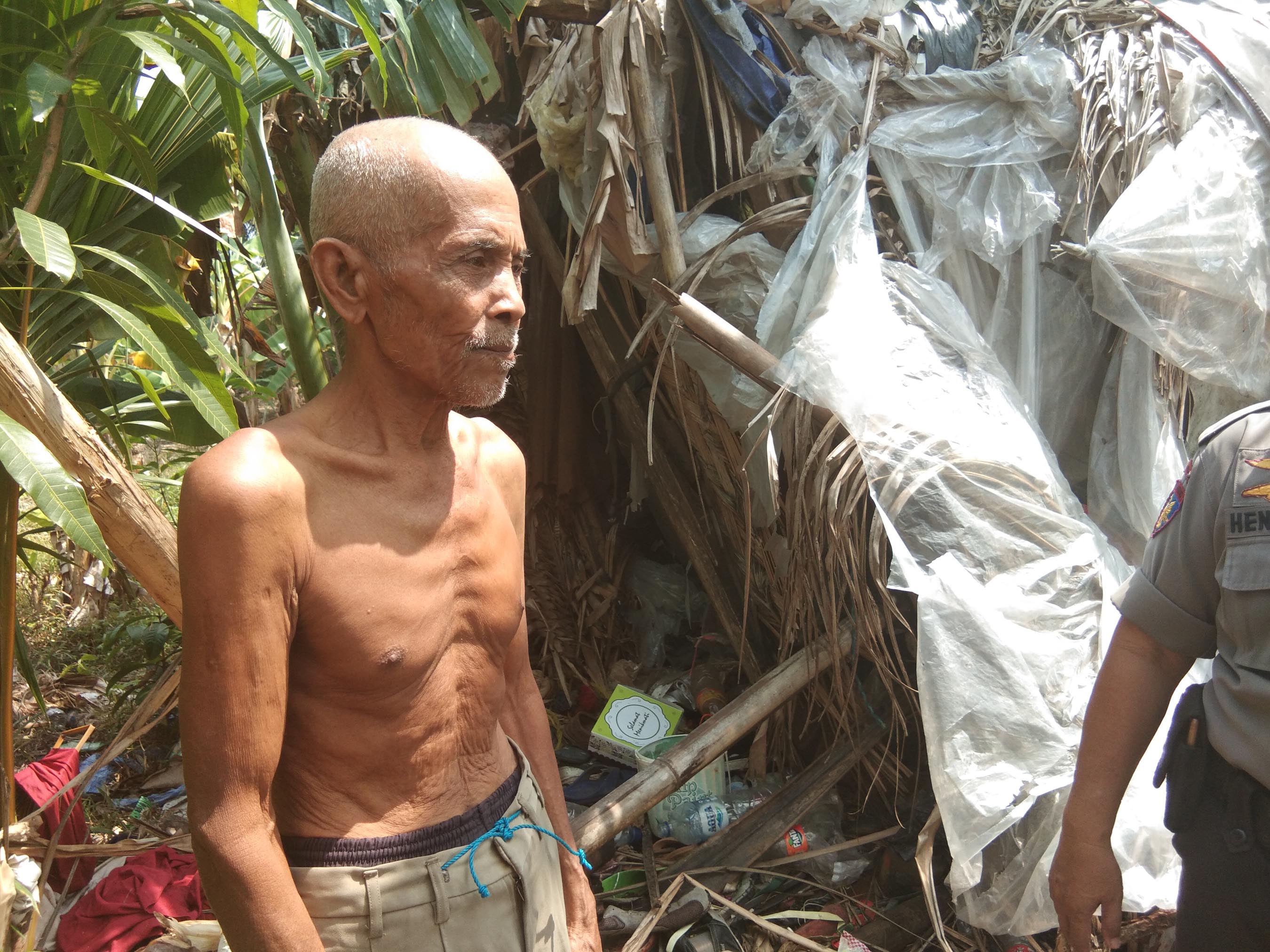 Gubuknya bak Kandang Ternak, Kakek Zakaria Andalkan Kelapa Jatuh untuk Menyambung Hidup