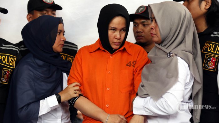zuraida-hanum-istri-hakim-pn-medan-jamaluddin-saat-dihadirkan-di-polda-sumut.jpg
