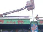 2-Pekerja-Perbaiki-Lampu-PJU-Terjatuh-dari-Atas-Flyover-Kali-Balok-Bandar-Lampung.jpg