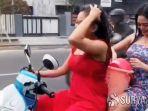 2-cewek-mandi-sambil-naik-motor-pakai-baju-seksi-saling-siram-pakai-gayung-merah-lihat-videonya.jpg