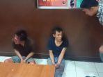 2-pembunuh-sopir-taksi-online-dihajar-keluarga-korban-saat-reka-ulang-kasus.jpg