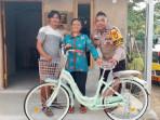 Aipda-Leonardo-saat-memberikan-satu-unit-sepeda-gratis-untuk-Sri-Rahayu.jpg