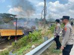 Anggota-KSKP-Bakauheni-ikut-membantu-memadamkan-api-di-lahan-dekat-tol.jpg