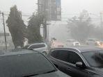 Angin-kencang-disertai-hujan-terjadi-di-Jalan-Ahmad-Yani.jpg