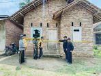 Aparat-Polsek-Kalirejo-disaksikan-warga-memasang-garis-polisi-di-rumah-Ngadinem.jpg