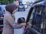 BAGIKAN-BENDERA-KE-PENGENDARA-Polda-Lampung-56.jpg