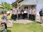 Kapolsek Seputih Banyak Naik Motor Salurkan Sembako ke Warga Sri Budaya