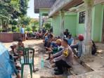 Bhabin Polsek Sukoharjo Bantu Warga Renovasi Rumah di Adiluwih