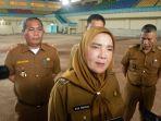 Bunda-Eva-saat-meninjau-GOR-Siger.jpg