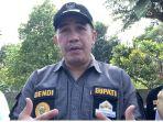 Bupati-Pesawaran-Dendi-Ramadhona-saat-meninjau-perbaikan-jalan-Jumat-262023.jpg