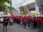 Buruh Perkebunan Nusantara Berbaju Merah Padati Jalan Protokol Teuku Umar