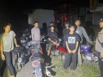 DIBUBARKAN-Remaja-yang-asyik-nongkrong56.jpg