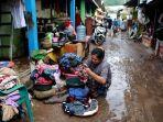 Damkarmat-Bandar-Lampung-Siapkan-Air-Bersih-untuk-Bantu-Korban-Banjir.jpg