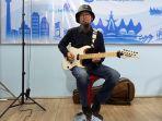 Firman-Al-Hakim-Gitaris-asal-Lampung-yang-mendunia.jpg