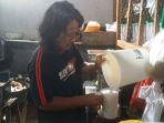 Harga-santan-kelapa-meroket-di-Pasar-Pasir-Gintung.jpg