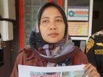 Ibu-kandung-MA-menunjukkan-foto-kondisi-anaknya.jpg
