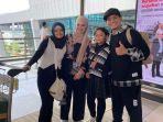 Indra-Bekti-dan-Aldila-Jelita-serta-anak-anaknya-berangkat-umrah.jpg