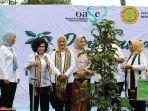 Iriana-Jokowi-menanam-pohon-di-Provinsi-Lampung.jpg