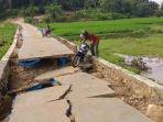 Jalan-cor-di-kawasan-Kecamatan-Kalirejo.jpg