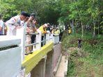 Jembatan-tahan-bencana-buatan-BPBD-di-Kampung-Varia-Agung-Mataram.jpg