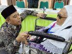 Kakanwil-Kemenag-Lampung-Puji-Raharjo-saat-berinteraksi-dengan-CJH-tertua.jpg