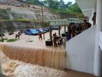 Breaking News Kantor Bupati Pesisir Barat Lampung Diterjang Banjir Bandang, Motor dan Mobil Hanyut