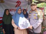 Kapolres-Lampung-Selatan-AKBP-Yusriandi-Yusrin-saat-membagikan-sembako.jpg