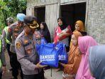 Kapolres-Pesawaran-serahkan-bantuan-sembako-door-to-door-3.jpg