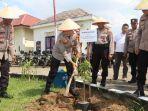 Kapolres-lampung-itmur-tanam-pohon-di-lingkungan-polsek.jpg