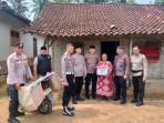 Naik Motor Dinas, Kapolsek Seputih Banyak Bagikan Sembako ke Warga Kurang Mampu
