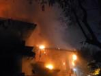 Kasi-tewas-setelah-lompat-dari-lantai-4-kantor-DPRD-Makassar-yang-dibakar-massa.jpg