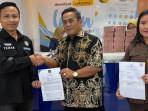 Kejari-Bandar-Lampung-serahkan-uang-kerugian-negara-kasus-Engsit.jpg