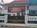 Kejari-Lampung-Selatan-menahan-dua-pelaku-asusila-anak-di-Kecamatan-Natar.jpg