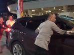 Kepala-KSKP-Bakauheni-AKP-Ridho-Rafika-membantu-pemudik-mobil-yang-alami-kebocoran-bensin.jpg