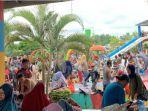 Keramaian-pengunjung-di-wahana-kolam-renang-Taman-Kehati-n.jpg
