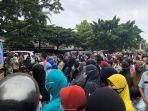 Kerumunan-warga-dalam-operasi-pasar-minyak-goreng-di-Lampung-Utara.jpg