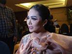 Krisdayanti-Tak-Sayang-Sepatu-Mewahnya-Dikasih-ke-Penonton-saat-Konser.jpg
