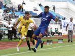 LIGA-1-Pemain-Persik-Kediri-Ramiro-Fergonzi-berduel.jpg