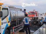 MOBIL-TERBAKAR-Sebuah-mobil-jenis-sedan.jpg