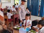 Bhabinkamtibmas Polsek Negara Batin Monitoring MBG Kepada Pelajar di Sekolah