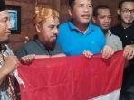 Mantan-napi-teroris-Umar-Patek-pegang-bendera-Indonesia.jpg