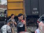 Mobil-Daihatsu-Terios-tertabrak-kereta-api-di-Jalan-Komarudin.jpg