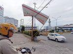 NEon-box-nyaris-roboh.jpg
