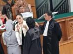 Nikita-Mirzani-dan-Reza-Gladys-Adu-Mulut-di-Persidangan.jpg