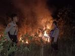 Personel Polres Mesuji Padamkan Kebakaran Lahan bersama Warga di Dua Titik
