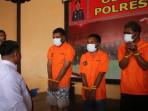 PELAKU-Petugas-Polres-Jayapura-memperlihatkan.jpg