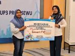 PELANGGAN-HEBAT-Penyerahan-Hadiah-oleh-Manager-PLN-UP3.jpg