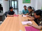 Pelimpahan-pelaku-penganiayaan-ke-Kejari-Lampung-Barat.jpg